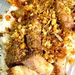 หมูกรอบทอดกระเทียมพริกไทยราดข้าว
