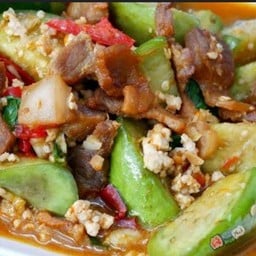 ผัดมะเขือยาวเต้าเจี้ยวโหระพาหมูสับ+หมูกรอบ