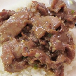 เนื้อผัดน้ำมันหอยราดข้าว