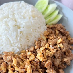 ข้าวกระเทียมหมูสับ