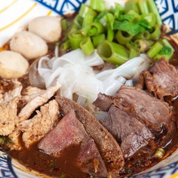 เส้นใหญ่หมูทุกอย่าง