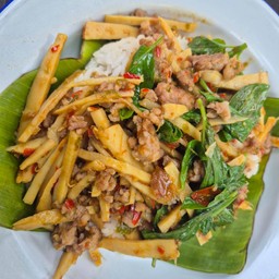 ข้าวราดผัดหน่อไม้ขี้เมา