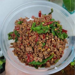 กระเพราเนื้อแห้งราดข้าว