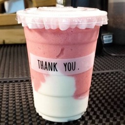 Strawberry Yogurt Smoothie  สตรอว์เบอร์รี่ โยเกิร์ต สมูทตี้