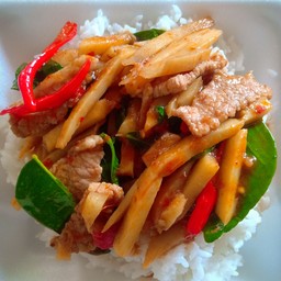 พริกแกงหมูหน่อไม้เส้นราดข้าว