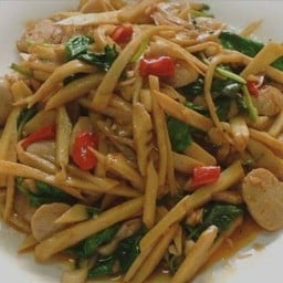 พริกแกงหน่อไม้ลูกชิ้น