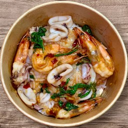 ข้าวกะเพรากุ้งและปลาหมึก จึ้งๆ