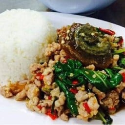 ข้าวกะเพราไข่เยี่ยวม้า
