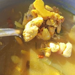 ไก่ต้มขมิ้น