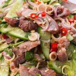 พล่าหมูย่างใส่แตง