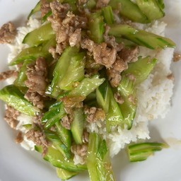 แตงกวา หมูสับ ราดข้าว