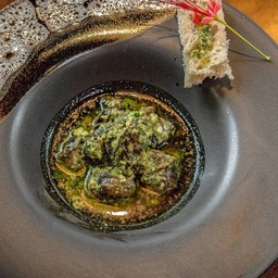 หอยทากเบอร์กันดี 6 ตัว ในเนยกระเทียมและผักชีฝรั่ง