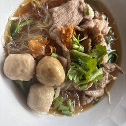ก๋วยเตี๋ยวหมูสด ลูกชิ้น ธ.