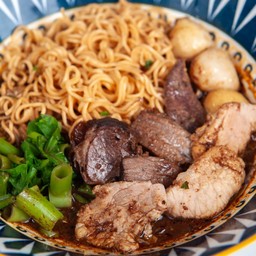 เส้นมาม่าหมูทุกอย่าง