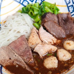 เส้นเล็กหมูทุกอย่าง