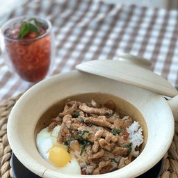 ข้าวหมูไบโอไดนามิค ผัดโหระพาไข่ตอก