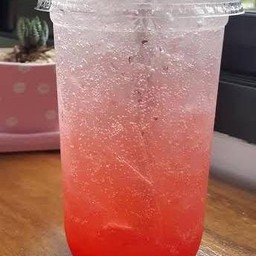 สตอเบอรี่โซดา