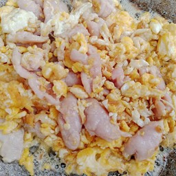ข้าวราดหมูหมักนุ่มผัดไข่
