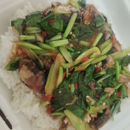 คะน้าปลากระป๋อง