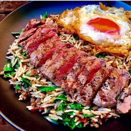 ข้าวผัดกะเพราเนื้อหน้าสเต็กเซอร์ลอยไทยวากิว