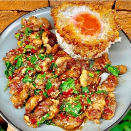 ข้าวกะเพราเนื้อไทยวากิวติดมัน (Brisket)