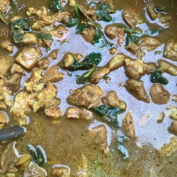 แกงคั่วพริก กระดูกอ่อน หรือ ขาหมู ใบยี่หร่า