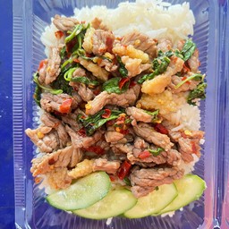 ข้าวกระเพราเนื้อชิ้น