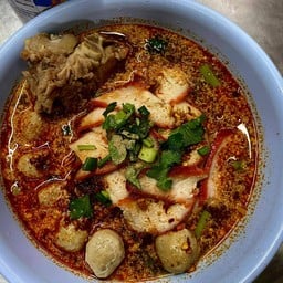 บะหมี่ เกี๊ยว By บ.เบส ( หน้า 7-11 ซอยปรียา ) ข้างโตโยต้า
