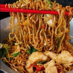 มาม่ากะเพรา สะโพกไก่