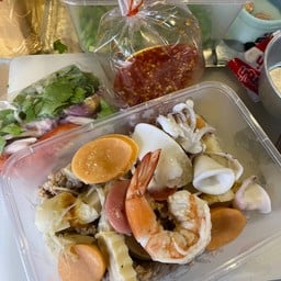 ยำมาม่ารวมมิตร ใส่ กุ้ง