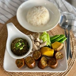 ข้าว+ไส้อั่ว+น้ำพริกหนุ่ม+ผักลวก