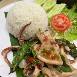 กะเพาปลาหมึกราดข้าว