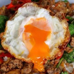 หอมกะเพราเนื้อบดพริกแห้งโคตรเผ็ด