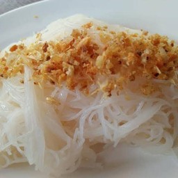 เส้นหมี่ลวกคลุกกระเทียม