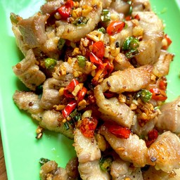 สามชั้นคั่วพริกเกลือ