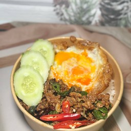 ข้าวกะเพราหมูสับพริกแห้ง+ไข่ดาว
