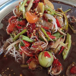 ตำป่ารวมมิตร (หมึกกุ้งหอยเชอรี่หมูยอ)