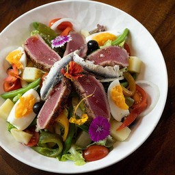 สลัดทูน่านีซัวส์