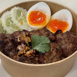 ข้าวหมูก้อนทอดกระเทียม พร้อมไข่ยางมะตูม