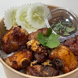 ข้าวซี่โครงหมูอ่อนทอดกระเทียม พร้อมน้ำจิ้มแจ่ว