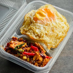 ข้าวกะเพราหมูชิ้นไข่ดาว