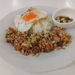 หมูกรอบคั่วพริกเกลือราดข้าว ไข่ดาว