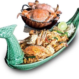 ผัดไทยรอยัลปูม้าเผา