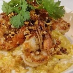ข้าวไข่ข้นกุ้งทอดกระเทียม