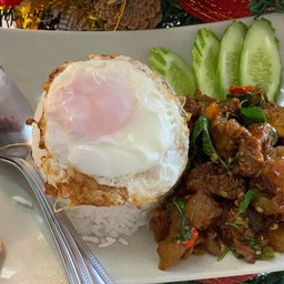 กระเพราเนื้อตุ๋น_เอ็นแก้ว_ไข่ดาว