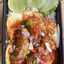 ข้าวไข่ขยี้ปลากระป๋อง