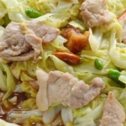 กะหล่ำปลีผัดหมูสามชั้น ราดข้าว