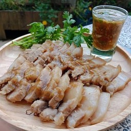 หมูสามชั้นติดมัน ต้มน้ำปลา