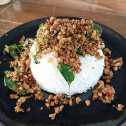 กระเพราราดข้าว