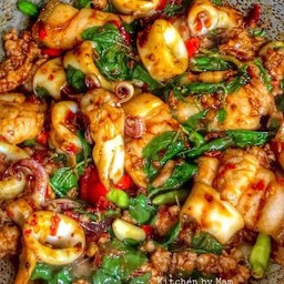 ข้าวราดผัดกระเพราพริกสดตามใจลูกค้า ใส่อะไรแจ้งงแม่ค้าาเลยงับ
